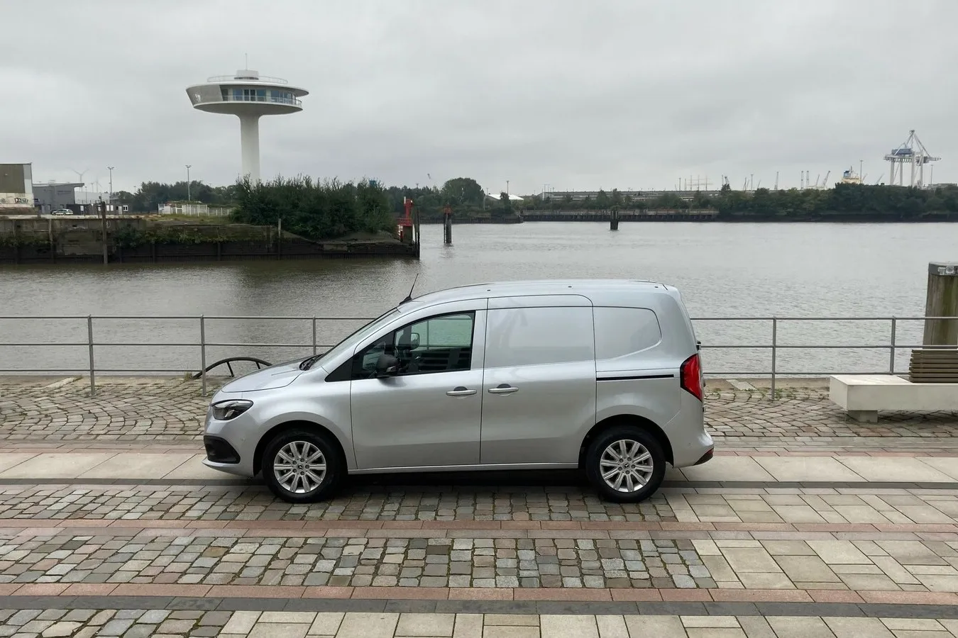 Der Citan kommt zunächst als rund 4,50 Meter lange Standardversion, die Langversion folgt 2022.