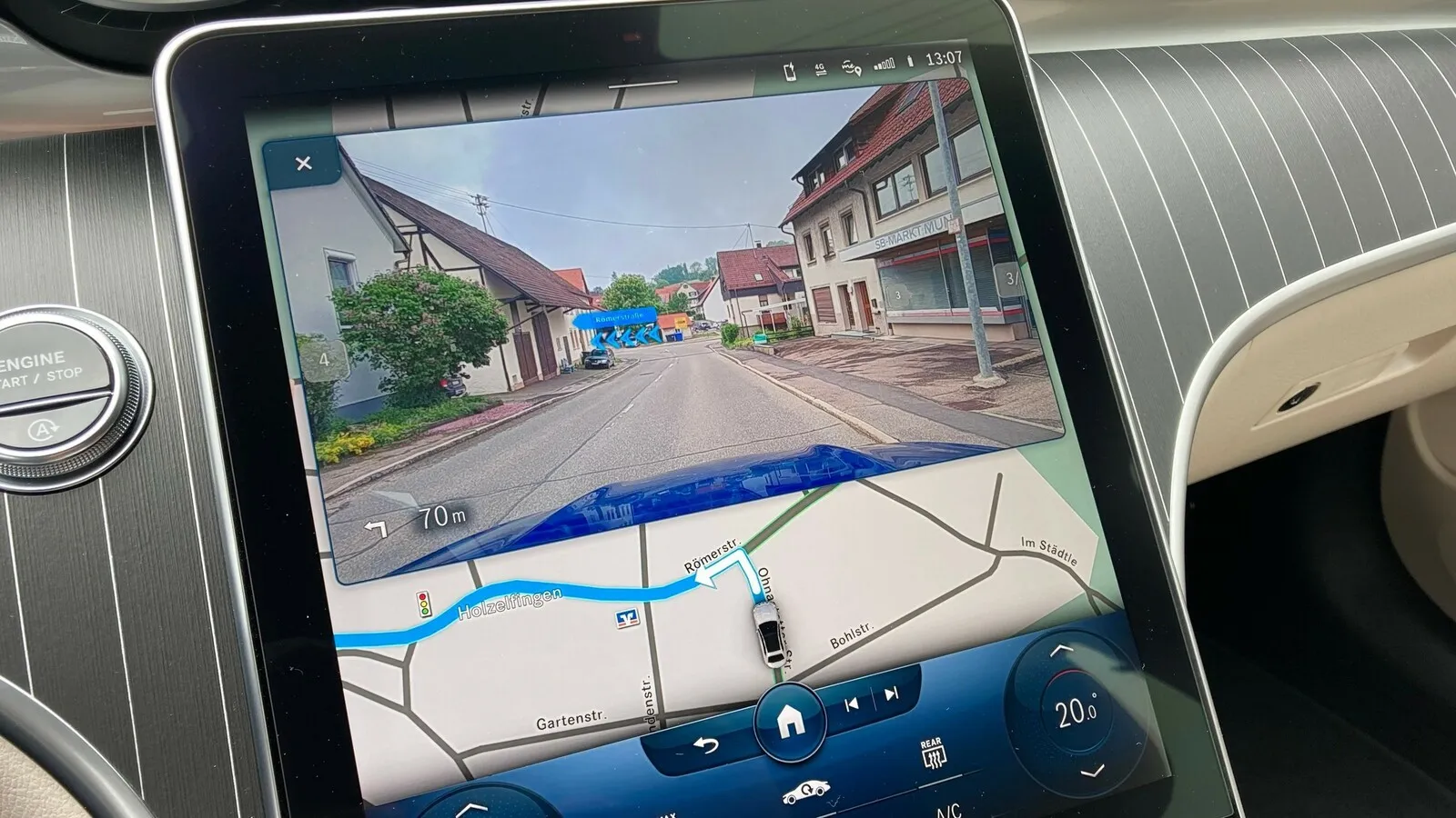 Neu ist die „MBUX Augmented Reality“ für das Navi. Navigationshinweise werden dann live in ein Videobild eingeblendet.