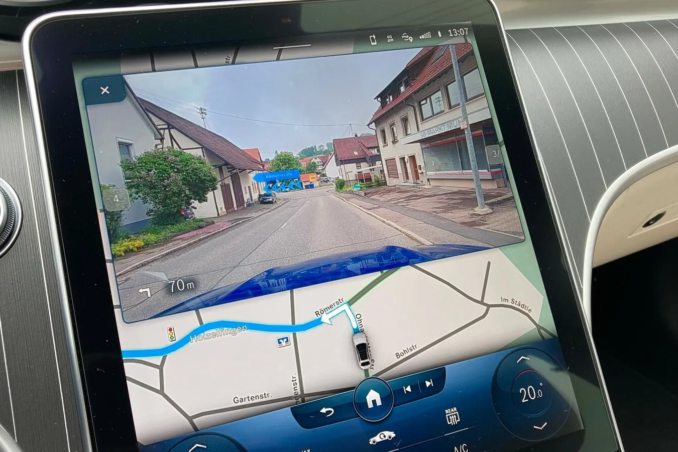 Neu ist die „MBUX Augmented Reality“ für das Navi. Navigationshinweise werden dann live in ein Videobild eingeblendet.