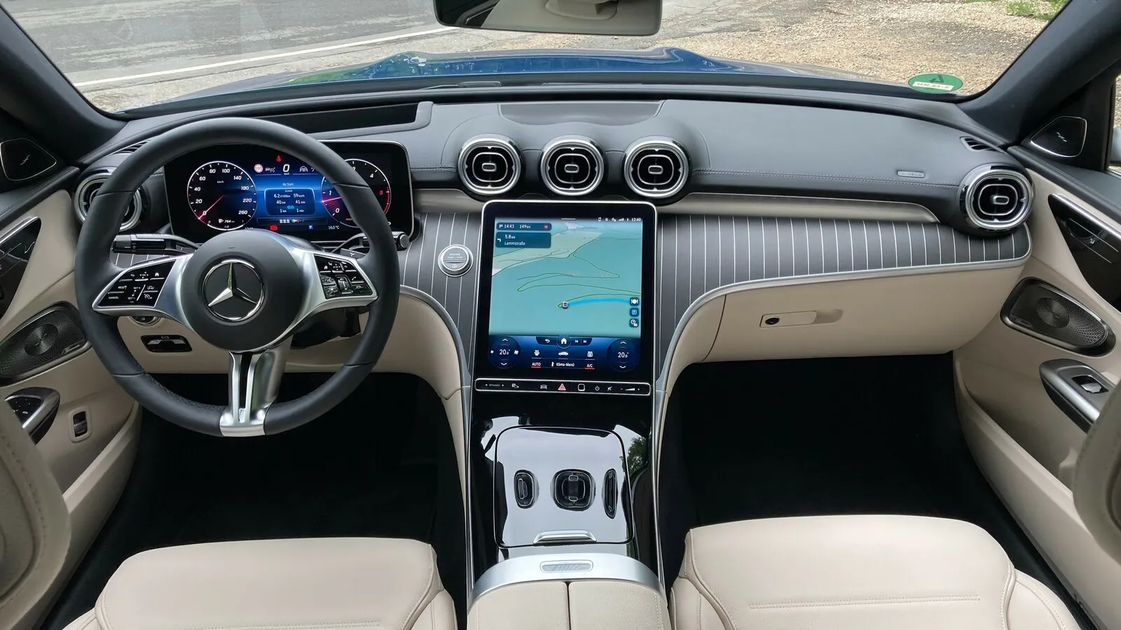 Im Innenraum kommt die neueste MBUX-Generation zum Einsatz, mindestens 9,5 Zoll großer Touchscreen und 10,25-Zoll-Digitalinstrumente, Im Bild die optionalen größeren Versionen mit 11,9 und 12,3 Zoll.