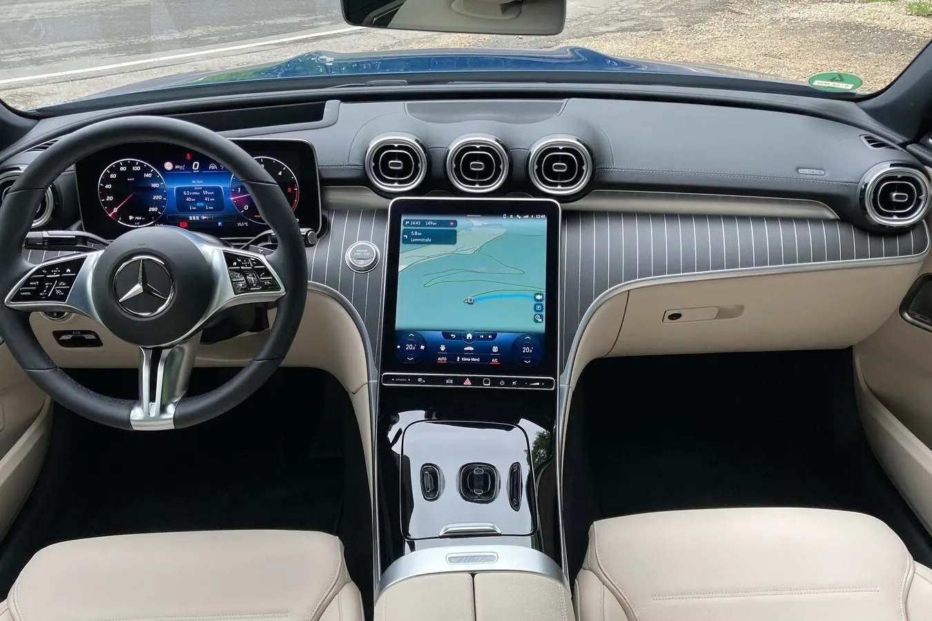 Im Innenraum kommt die neueste MBUX-Generation zum Einsatz, mindestens 9,5 Zoll großer Touchscreen und 10,25-Zoll-Digitalinstrumente, Im Bild die optionalen größeren Versionen mit 11,9 und 12,3 Zoll.