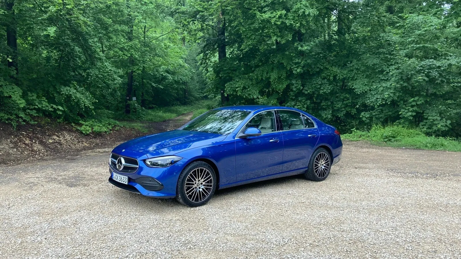 Ein klassischen Mercedes-Kühler mit Stern auf der Haube gibt es für die C-Klasse nicht mehr.