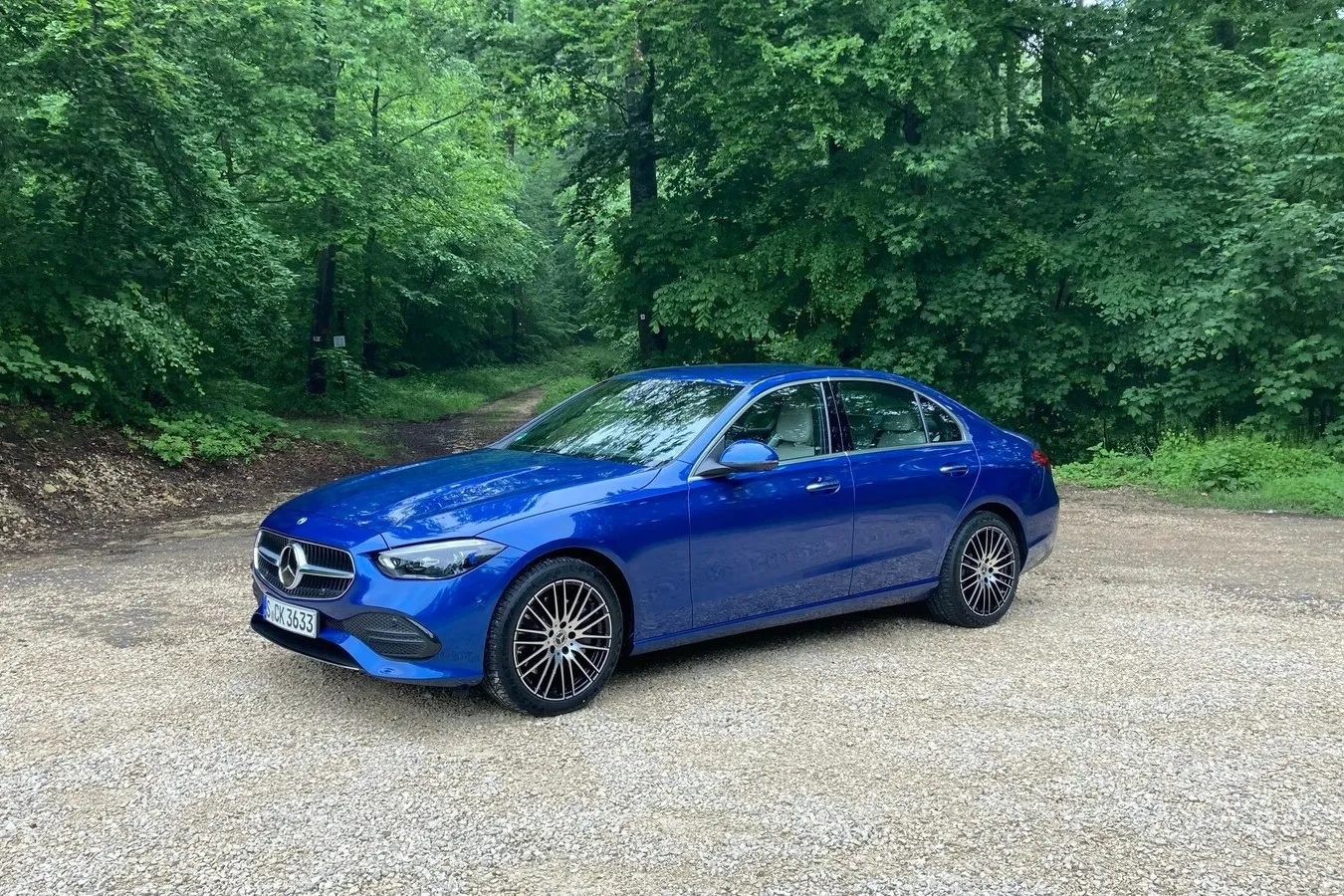 Ein klassischen Mercedes-Kühler mit Stern auf der Haube gibt es für die C-Klasse nicht mehr.