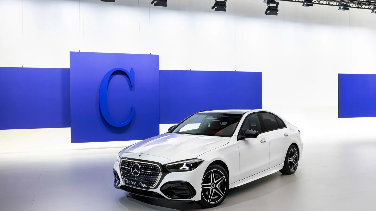 Die überarbeitete Mercedes C-Klasse erhält unter anderem einen neu gestalteten Kühlergrill und eine veränderte Lichtsignatur.