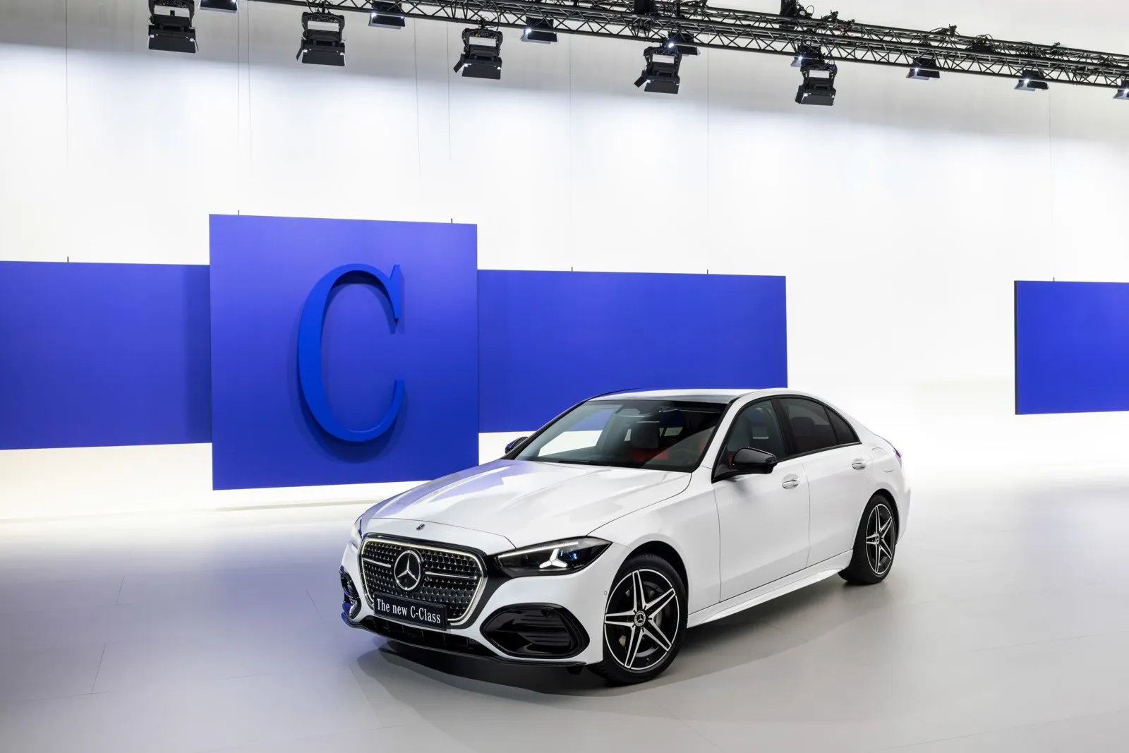 Die überarbeitete Mercedes C-Klasse erhält unter anderem einen neu gestalteten Kühlergrill und eine veränderte Lichtsignatur.