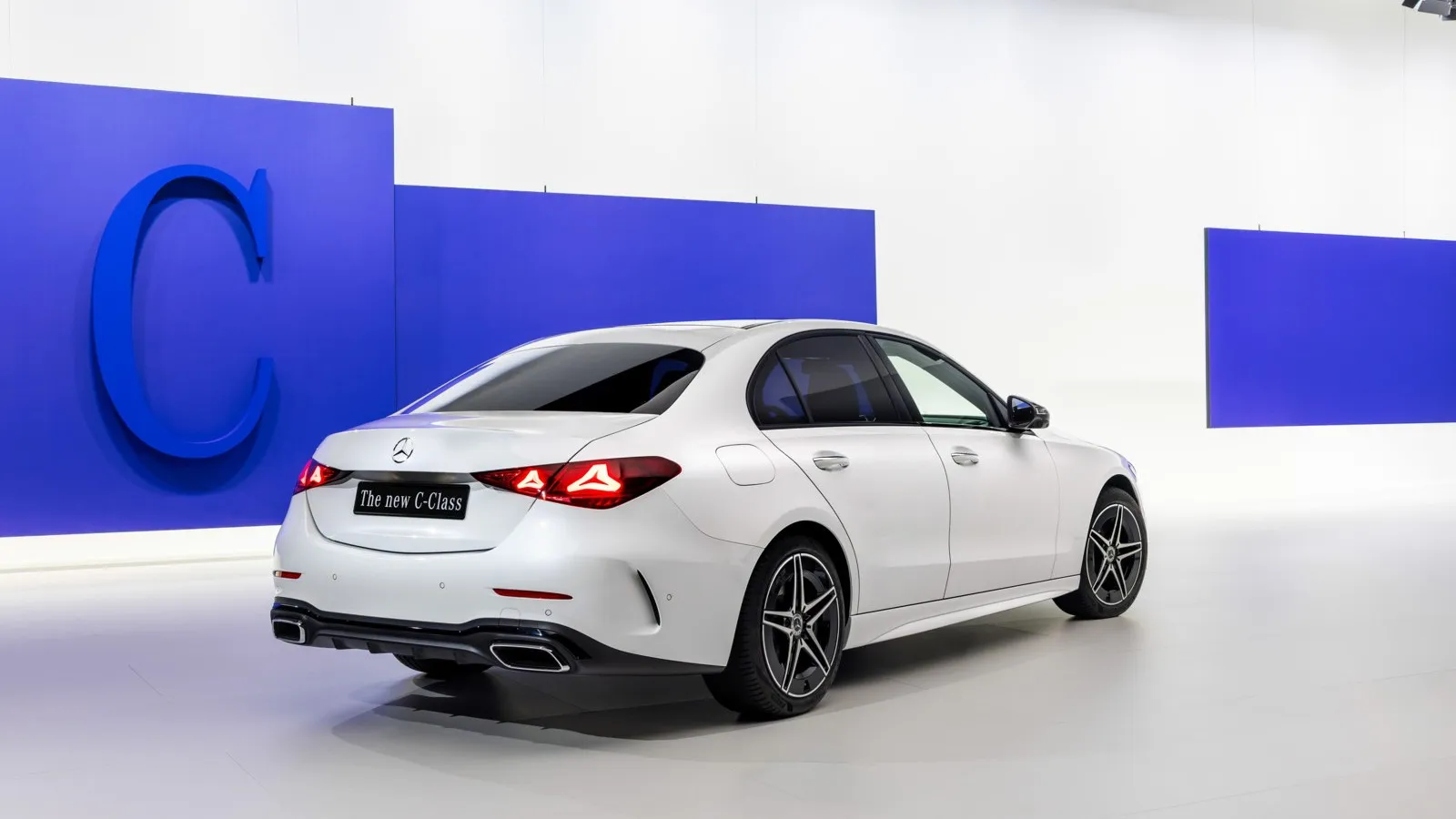 Auch das Heck der Mercedes C-Klasse wurde überarbeitet. Zu den Änderungen gehören eine neue Lichtsignatur und angepasste Stoßfänger.