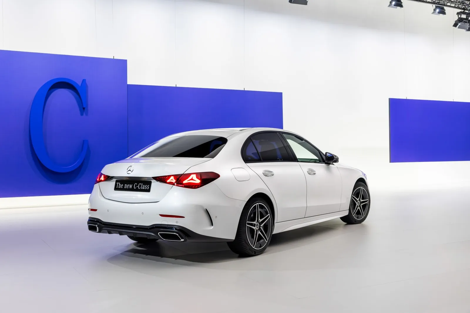 Auch das Heck der Mercedes C-Klasse wurde überarbeitet. Zu den Änderungen gehören eine neue Lichtsignatur und angepasste Stoßfänger.
