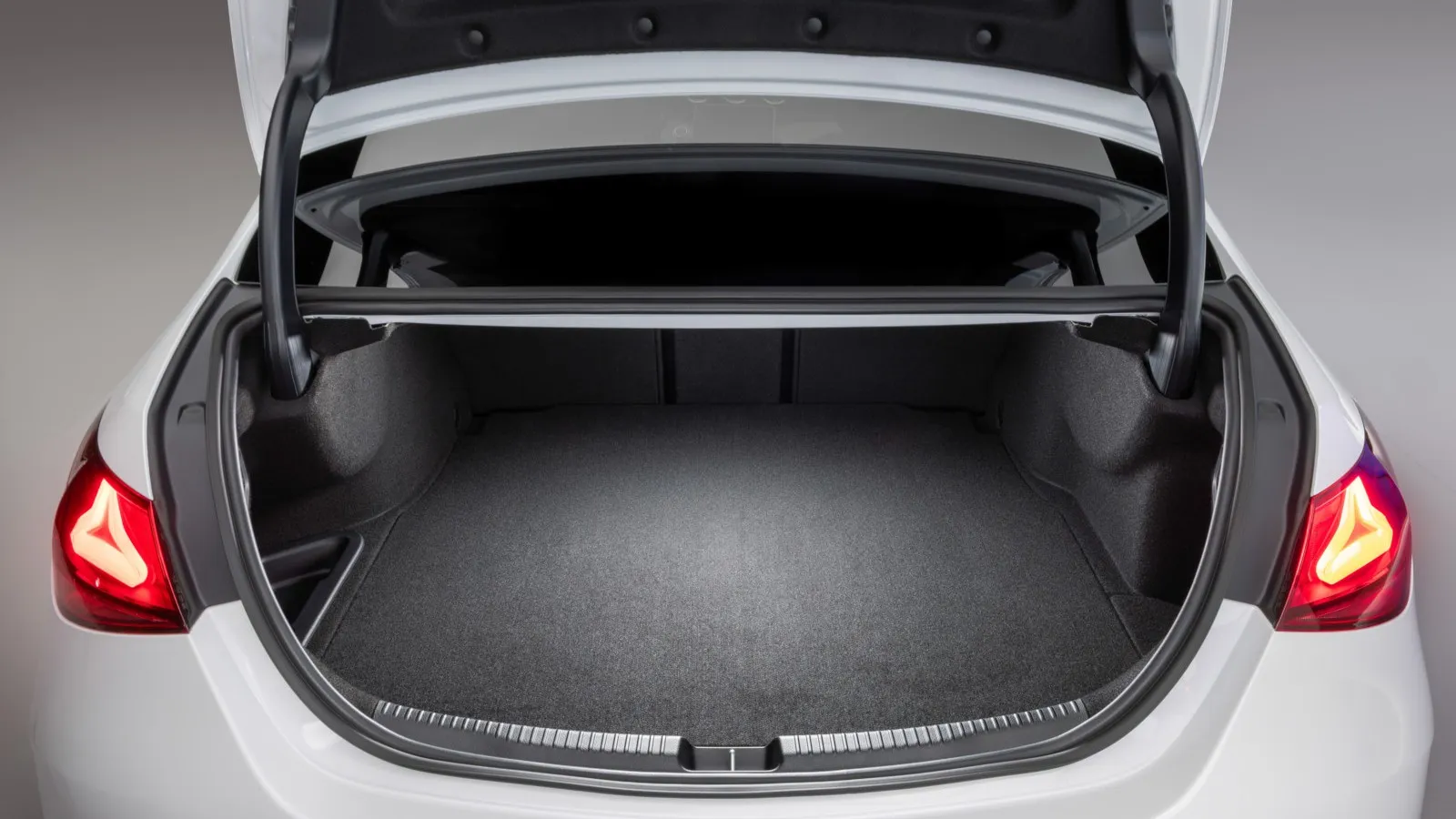 Blick in den Kofferraum der überarbeiteten Mercedes C-Klasse Limousine.