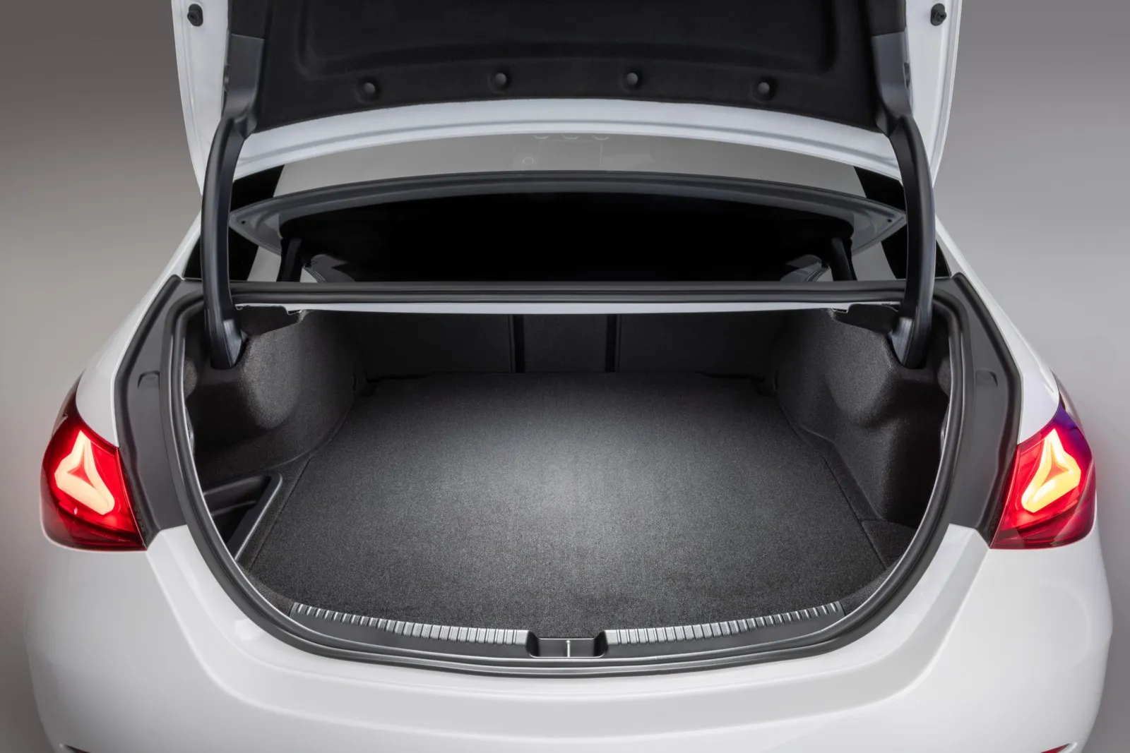 Blick in den Kofferraum der überarbeiteten Mercedes C-Klasse Limousine.