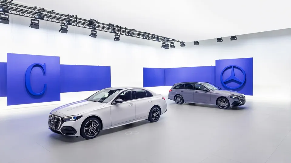 Die Mercedes C-Klasse geht mit neuen Assistenzfunktionen, überarbeitetem Design und einer weiterhin breiten Antriebsauswahl in die nächste Runde.