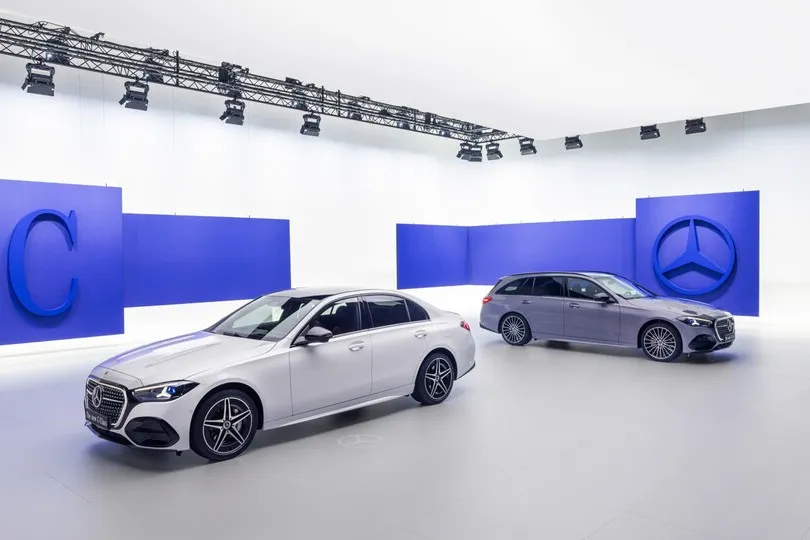 Die Mercedes C-Klasse geht mit neuen Assistenzfunktionen, überarbeitetem Design und einer weiterhin breiten Antriebsauswahl in die nächste Runde.