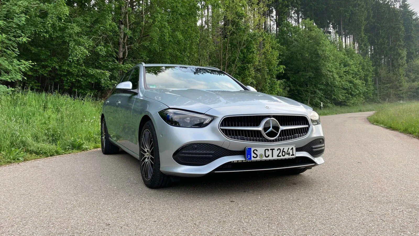 Schmalere Scheinwerfer und ein im aktuellen Mercedes-Design geformerter Grill kennzeichnen die Front der neuen C-Klasse.