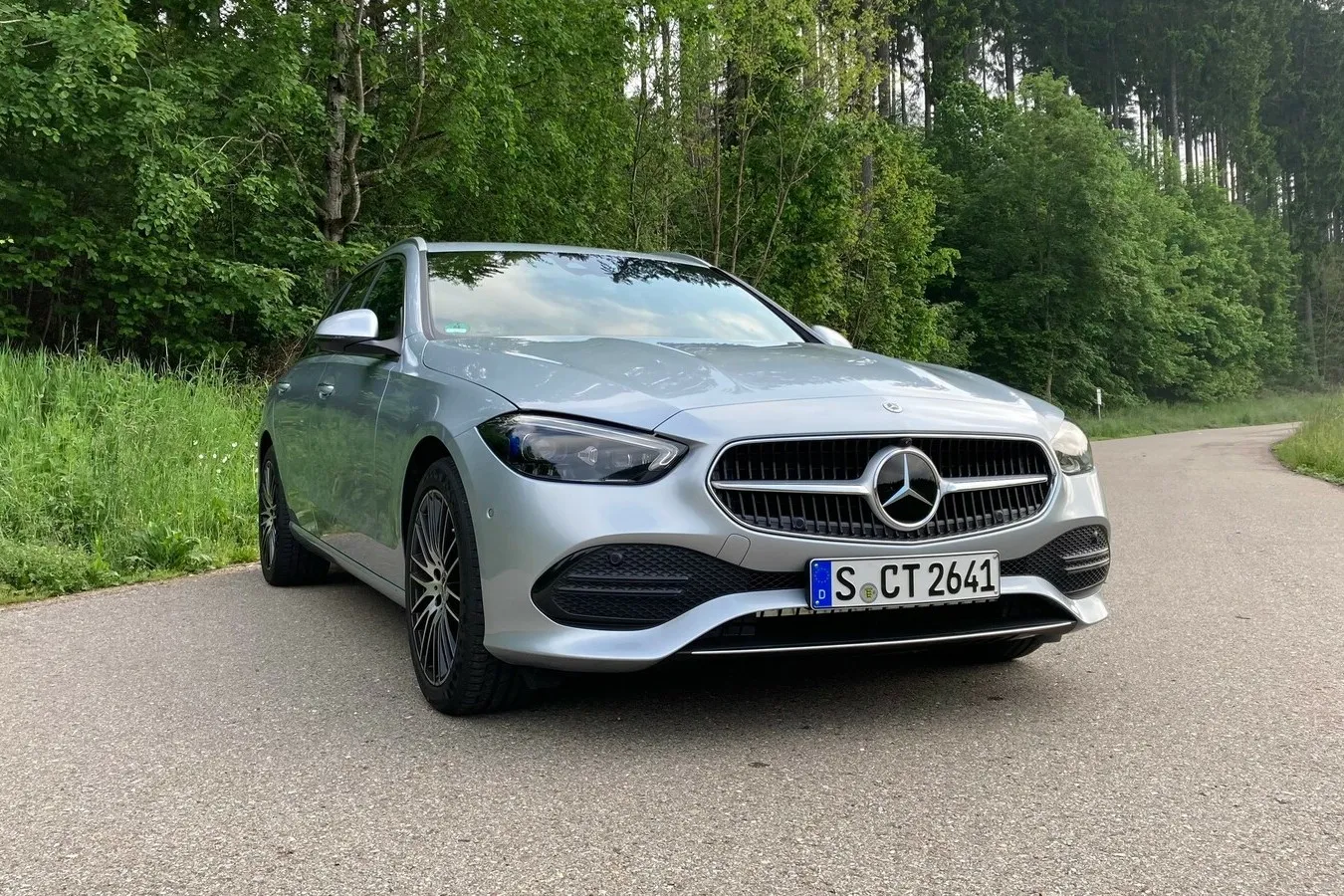Schmalere Scheinwerfer und ein im aktuellen Mercedes-Design geformerter Grill kennzeichnen die Front der neuen C-Klasse.