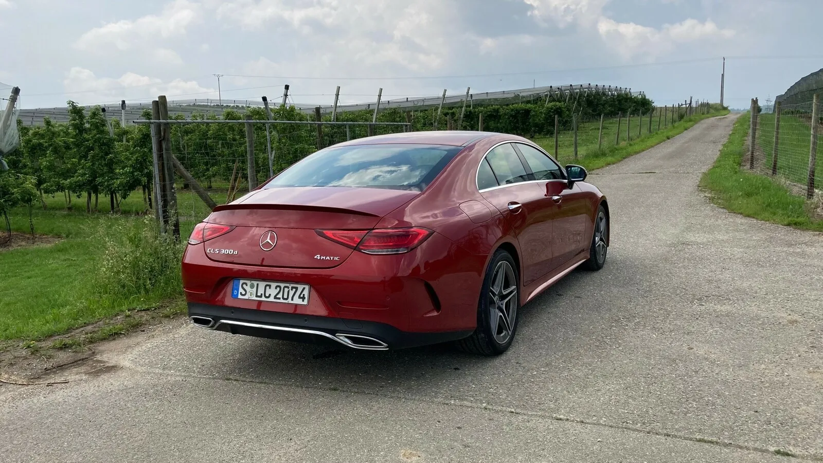 Das Heck der Coupé-Limousine CLS fällt elegant nach hinten ab.
