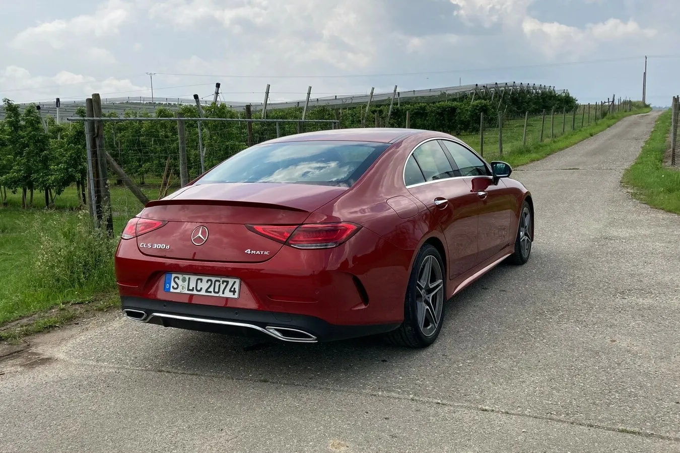 Das Heck der Coupé-Limousine CLS fällt elegant nach hinten ab.