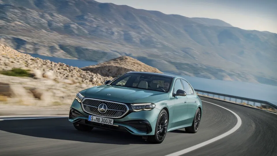 Mercedes legt die E-Klasse neu auf.
