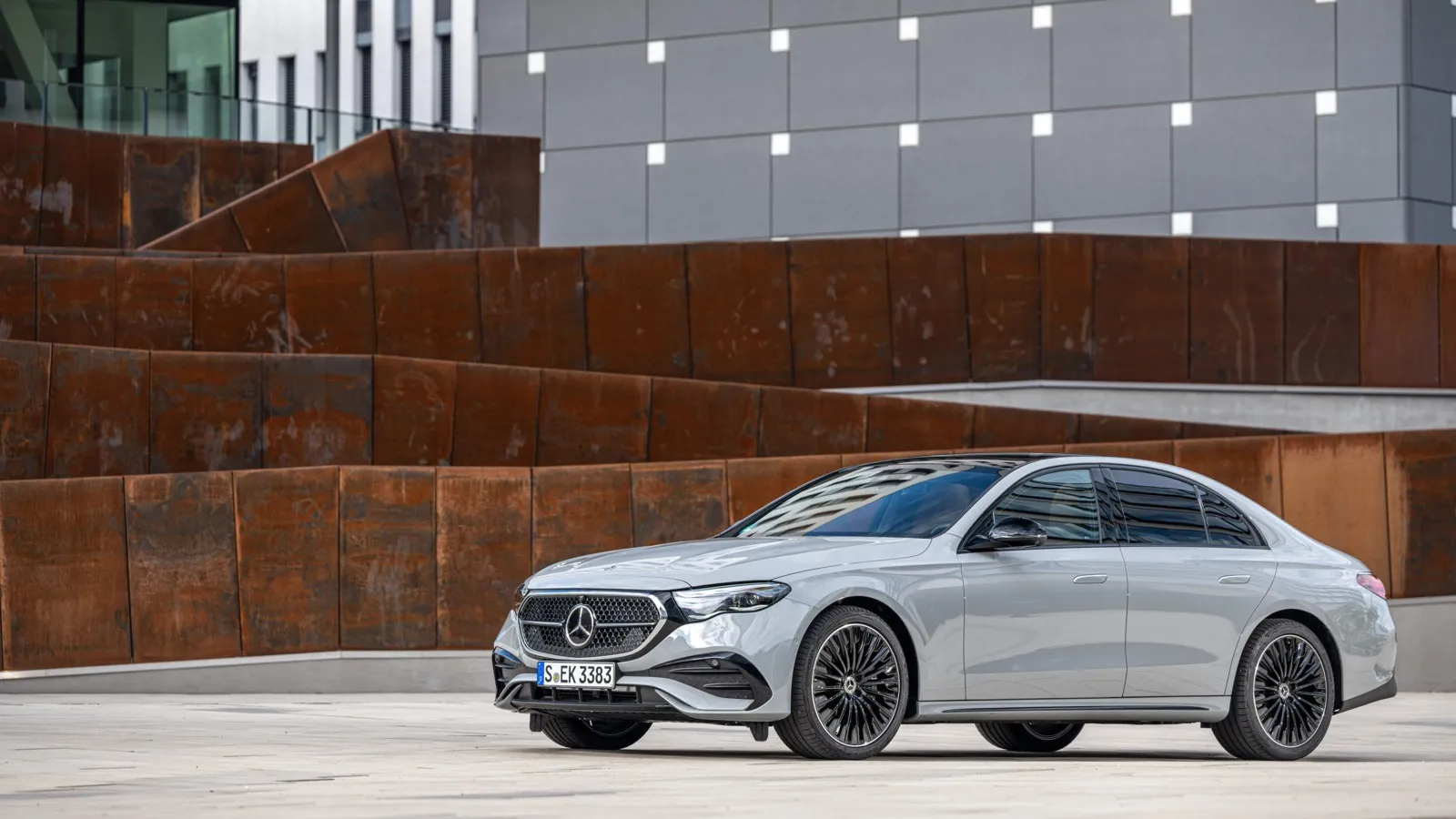 Mercedes-Benz E 200: Unser Wartungskosten-Schlusslicht in der oberen Mittelklasse bildet der Mercedes E 200. Mehr als 2.894 Euro Wartungskosten entstehen für kein Modell im Ranking.