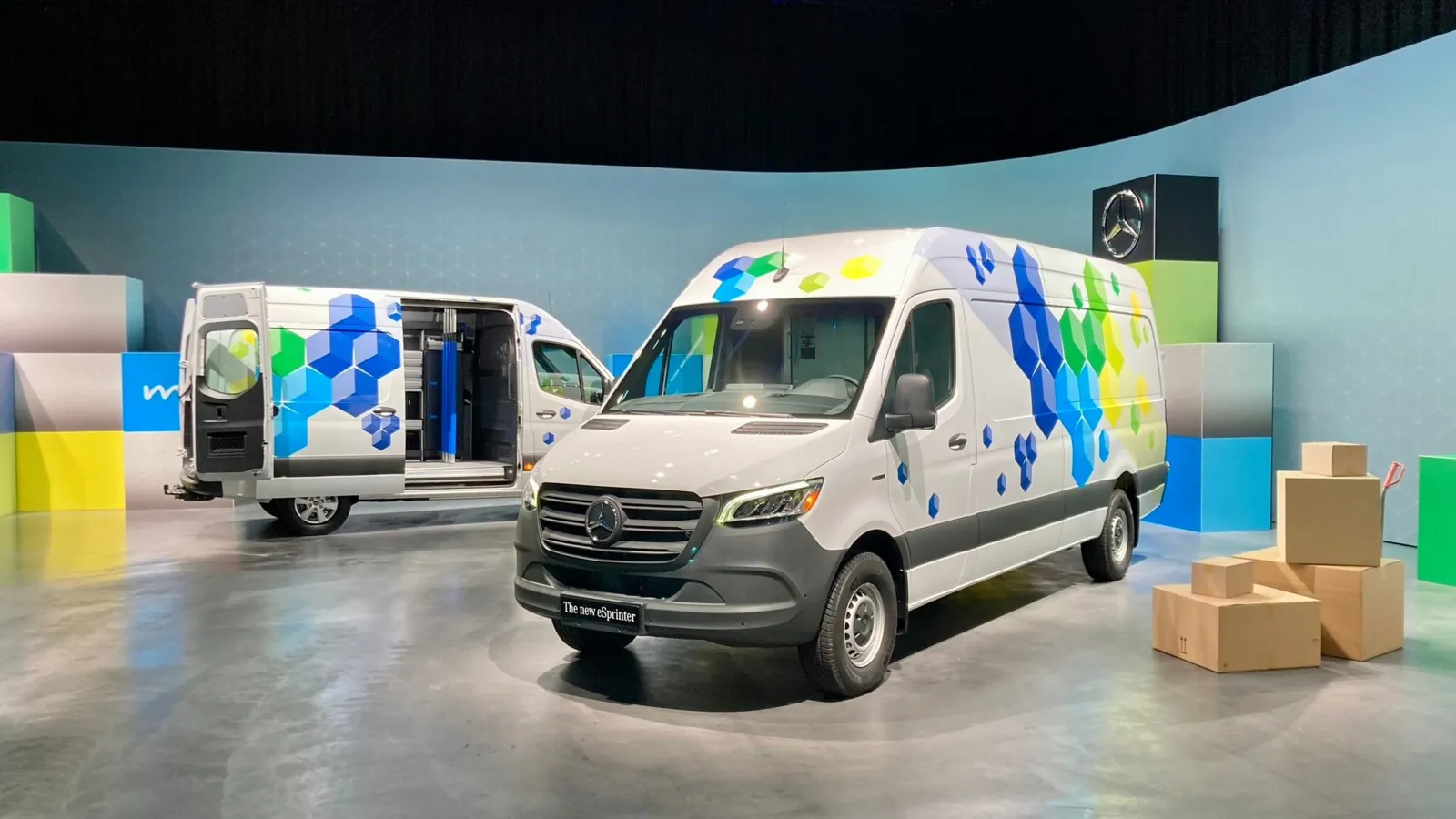 Als Kasten wird es den modernisierten e-Sprinter erstmals in zwei Längen gibt, außerdem feiert das flache Normaldach Premiere.
