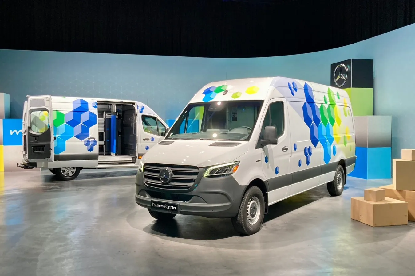 Als Kasten wird es den modernisierten e-Sprinter erstmals in zwei Längen gibt, außerdem feiert das flache Normaldach Premiere.