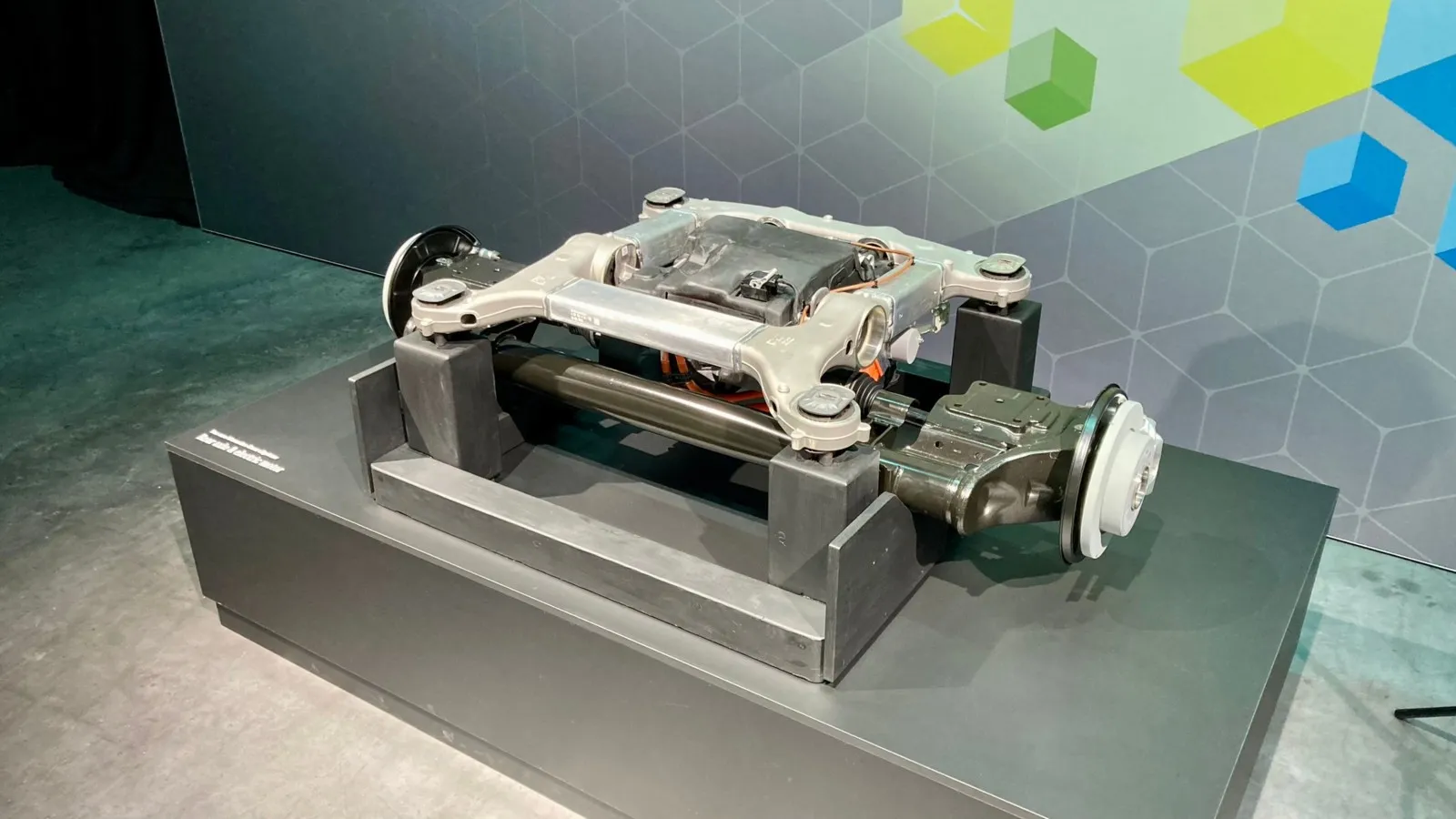 Hauptneuheit ist allerdings die komplett neue Antriebseinheit mit an der Hinterachse montiertem Permanentmagnet-Synchronmotor.