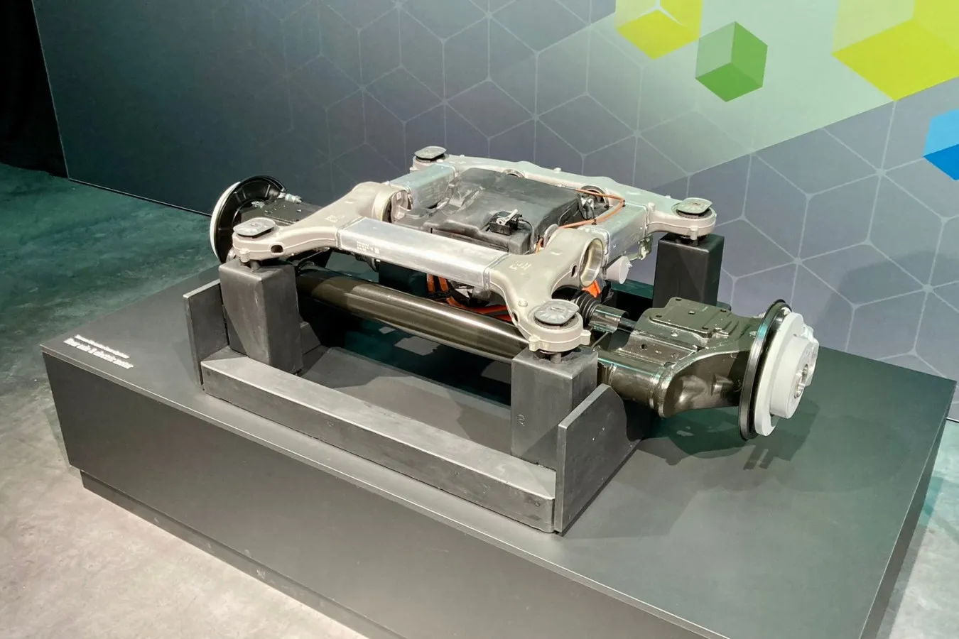 Hauptneuheit ist allerdings die komplett neue Antriebseinheit mit an der Hinterachse montiertem Permanentmagnet-Synchronmotor.