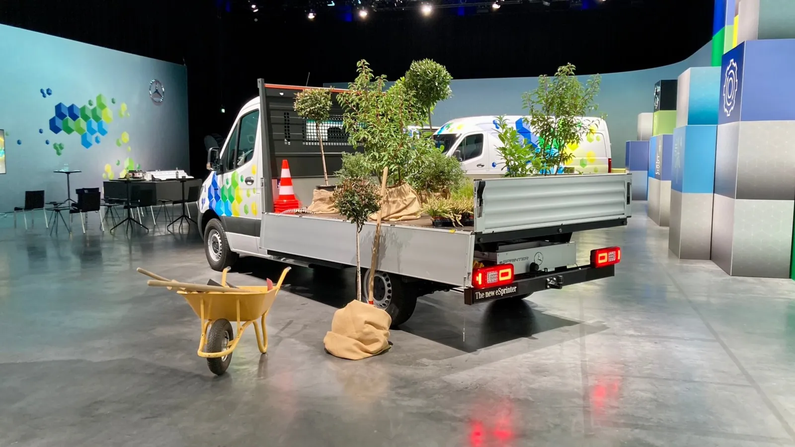 Mit dem Fahrgestell spricht der e-Sprinter in Zukunft auch Zielgruppen zum Beispiel aus dem Baugewerbe an.