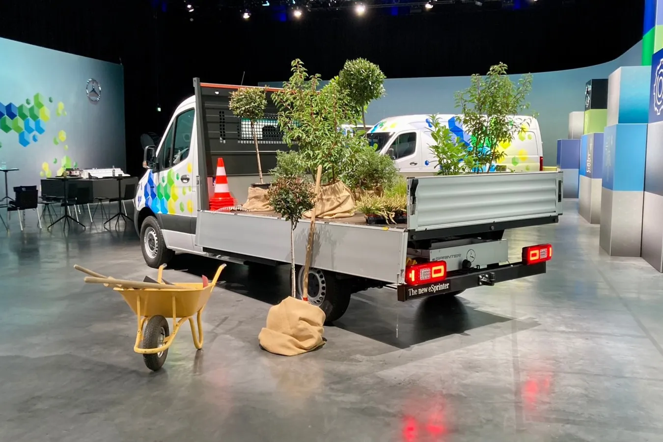 Mit dem Fahrgestell spricht der e-Sprinter in Zukunft auch Zielgruppen zum Beispiel aus dem Baugewerbe an.