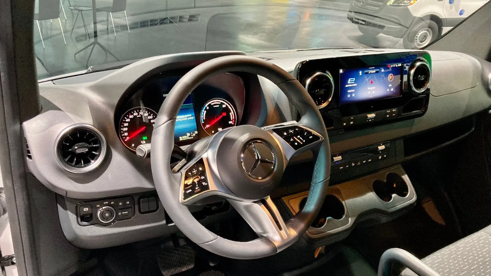 Auch bei der Digitalisierung seines Elektro-Transporters hat Mercedes nachgelegt, das MBUX mit 10,25-Zoll-Monitor hält Einzug in den e-Sprinter.