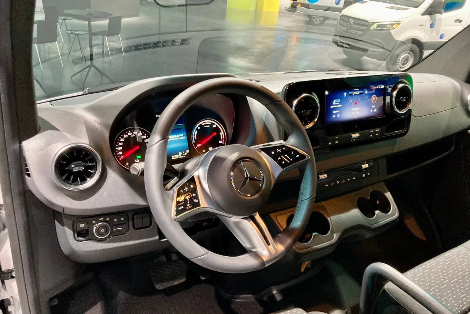 Auch bei der Digitalisierung seines Elektro-Transporters hat Mercedes nachgelegt, das MBUX mit 10,25-Zoll-Monitor hält Einzug in den e-Sprinter.
