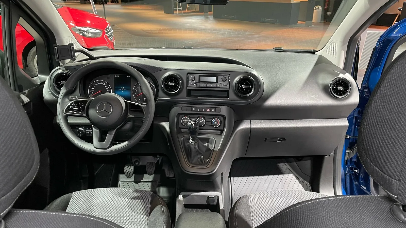 Die Basis kommt ohne Mercedes Me, auch das hier verbaute Radio ist erst im Citan Pro Serie.