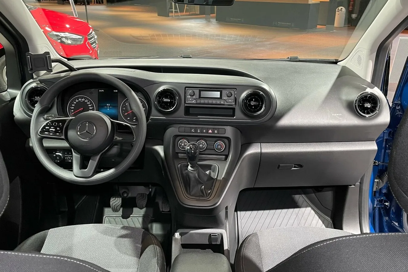 Die Basis kommt ohne Mercedes Me, auch das hier verbaute Radio ist erst im Citan Pro Serie.