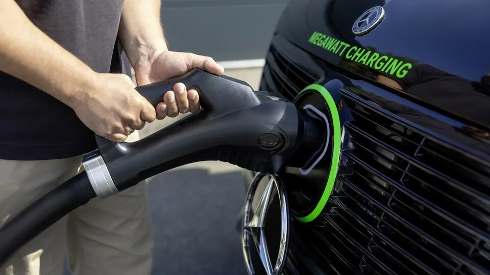 Beim Megawatt Charging-System (MCS), das ursprünglich für den Schwerlastverkehr entwickelt wurde, testet das ELF-Team vor allem die thermische Belastbarkeit und die Leistungsgrenzen von Hochvoltbatterien.