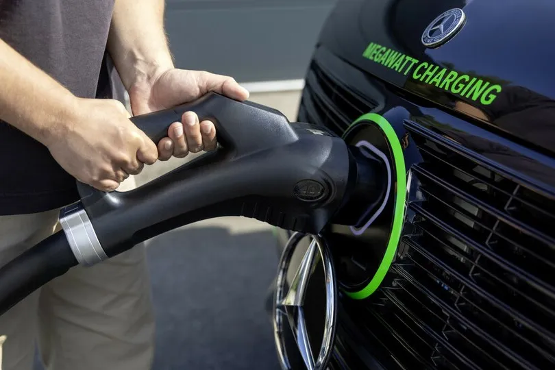 Beim Megawatt Charging-System (MCS), das ursprünglich für den Schwerlastverkehr entwickelt wurde, testet das ELF-Team vor allem die thermische Belastbarkeit und die Leistungsgrenzen von Hochvoltbatterien.