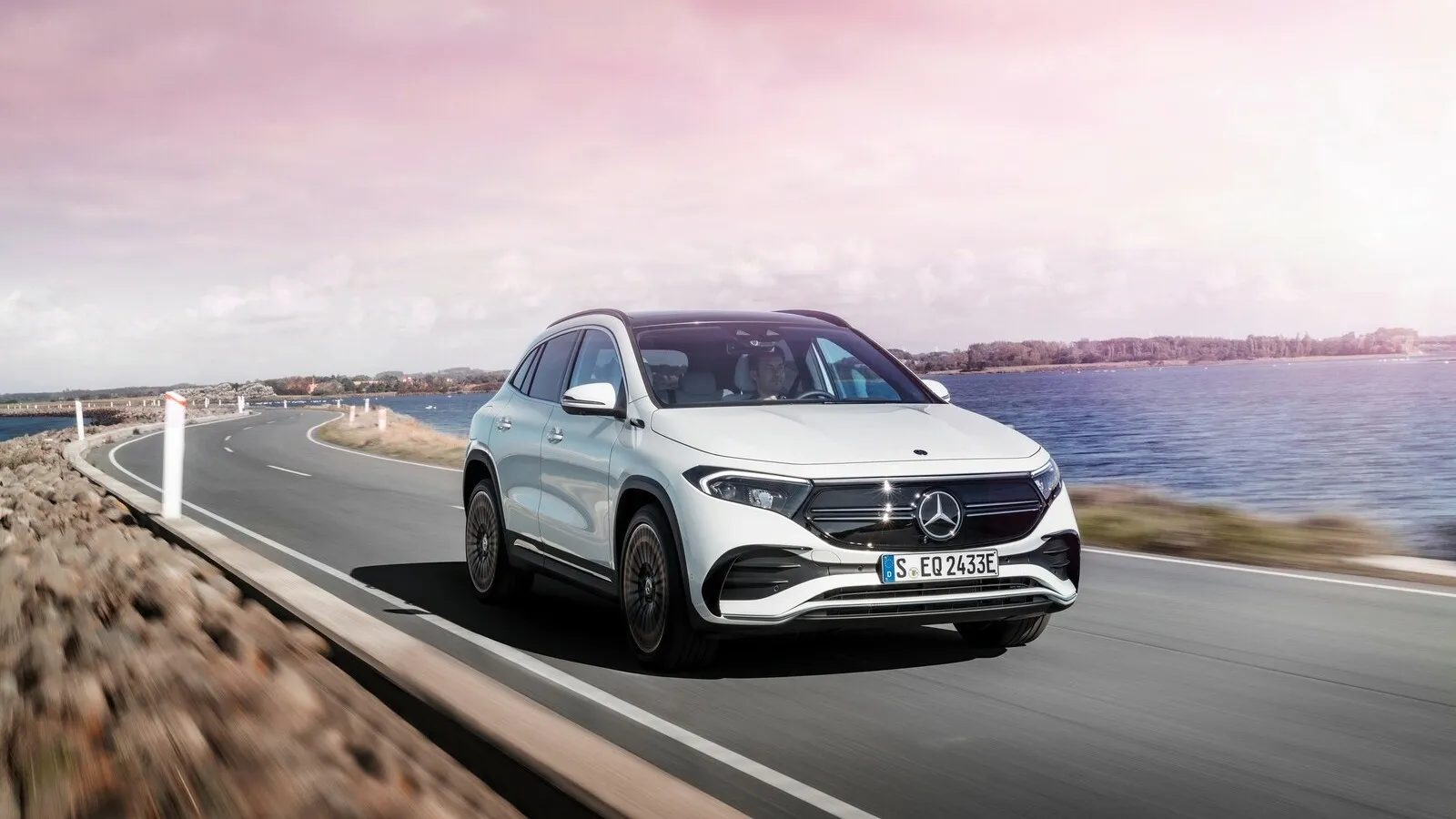 Neue Scheinwerfer und ein vollverkleideter Grill unterscheiden den EQA im Wesentlichen von seinem Verbrenner-Bruder GLA.