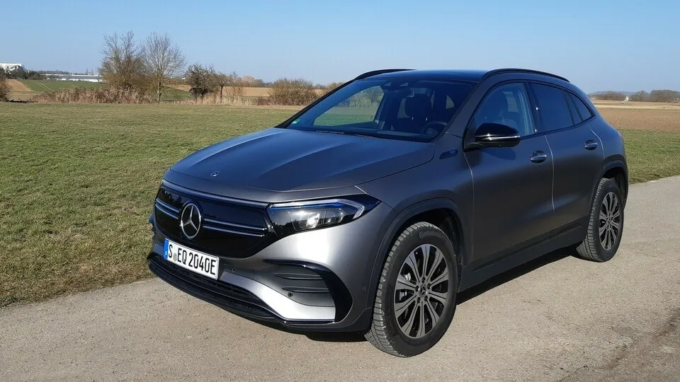 Der neue vollelektrische Mercedes-Benz EQA basiert auf dem konventionell angetriebenen Kompakt-SUV GLA.