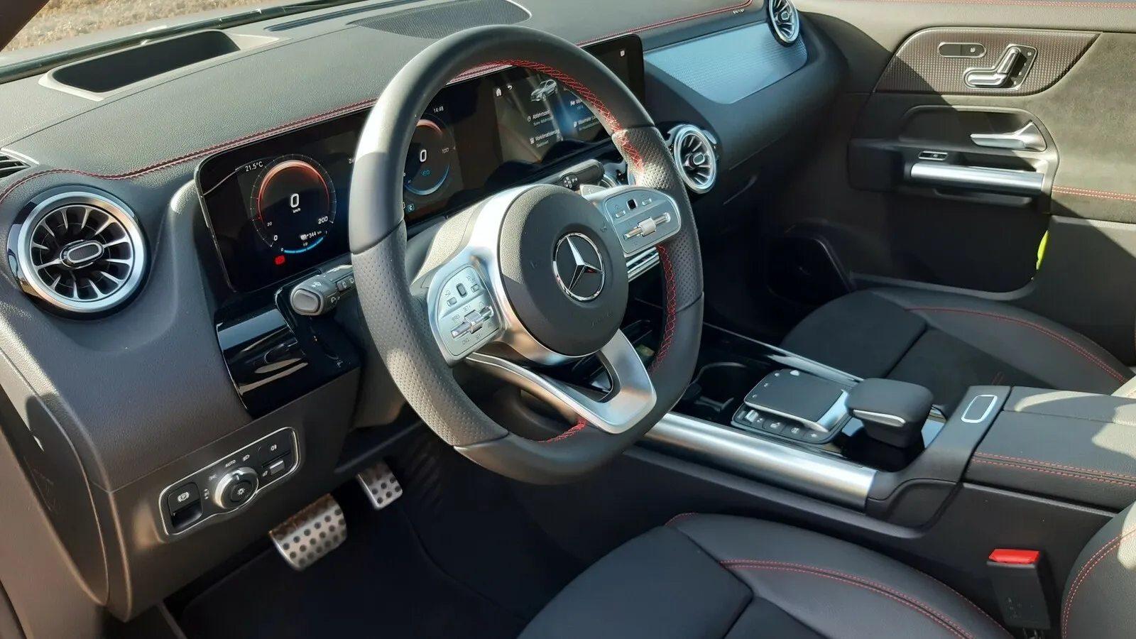 Widescreen-Cockpit mit gestochen scharfen Bildern gegen Aufpreis., Materialien und Anmutung sind hochwertig.