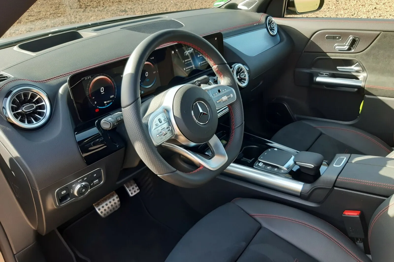 Widescreen-Cockpit mit gestochen scharfen Bildern gegen Aufpreis., Materialien und Anmutung sind hochwertig.