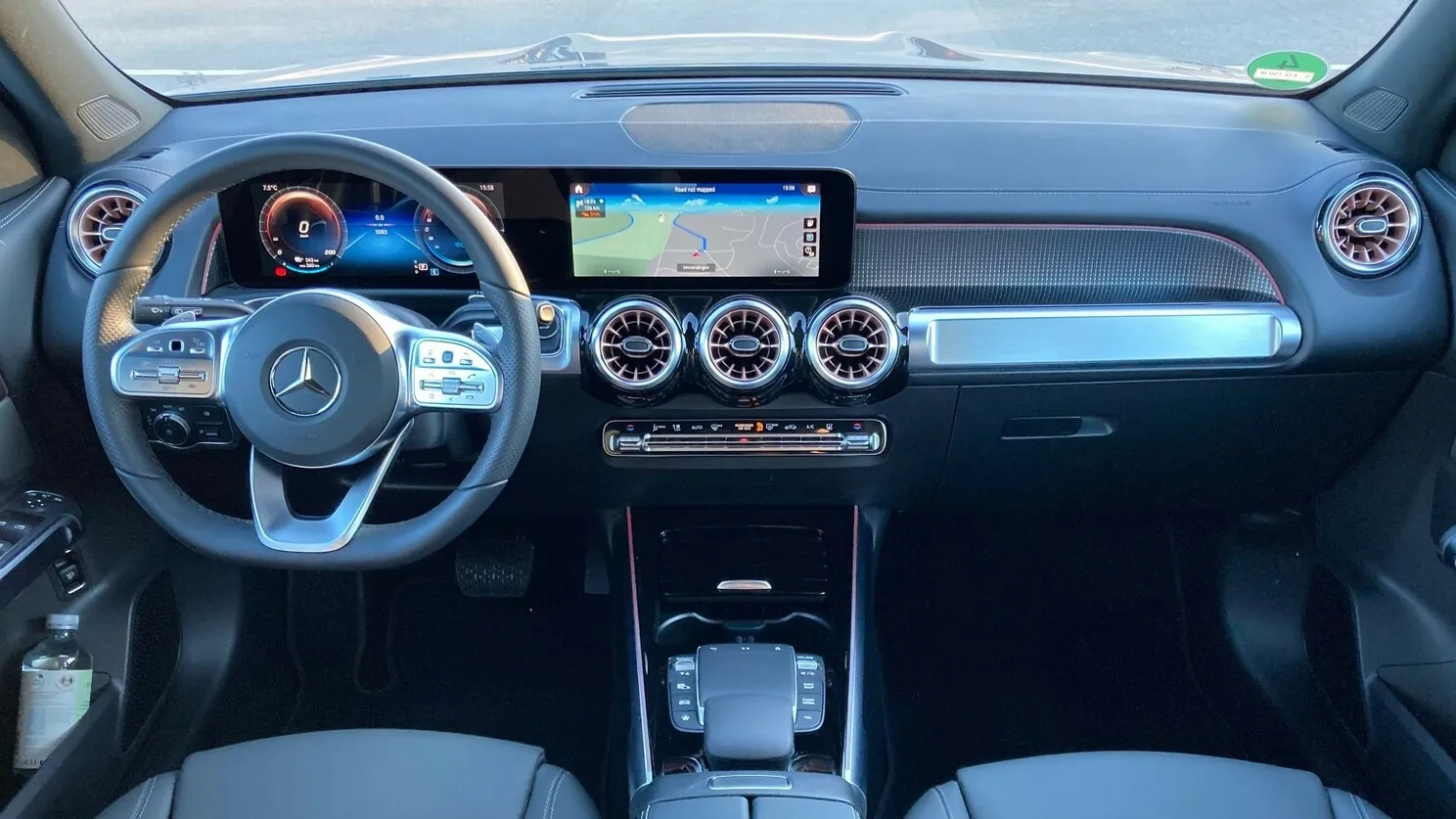 Das EQB-Interieur stammt aus dem GLB, Das Widescreen-Cockpit gibt es gegen Aufpreis.
