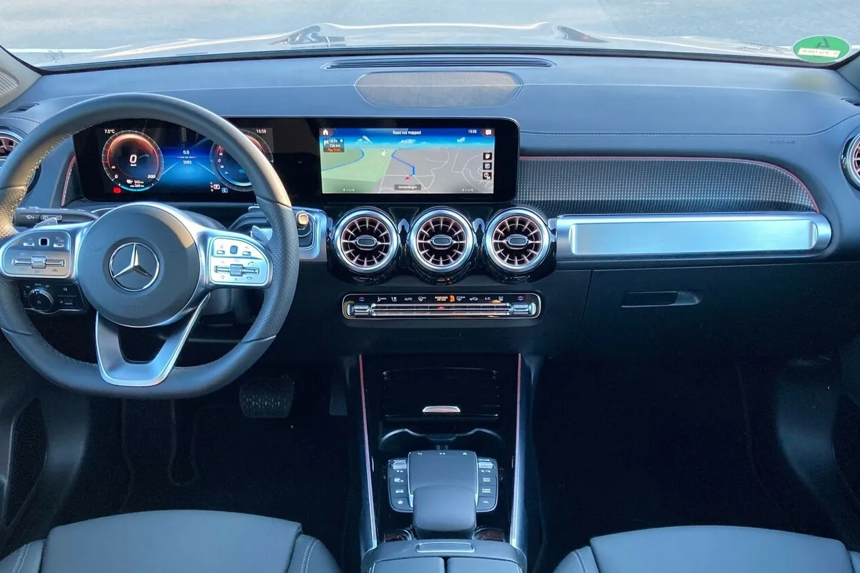 Das EQB-Interieur stammt aus dem GLB, Das Widescreen-Cockpit gibt es gegen Aufpreis.