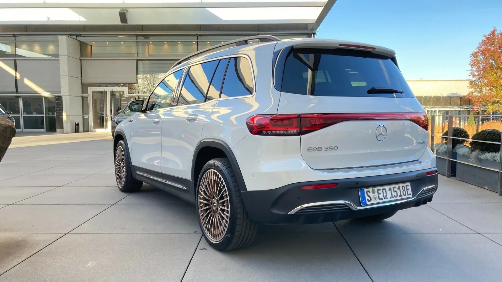 ‘Auch der EQB trägt ein durchgängiges Leuchtenband am Heck, typisches Stilelement der elektrischen Mercedes-Modelle.