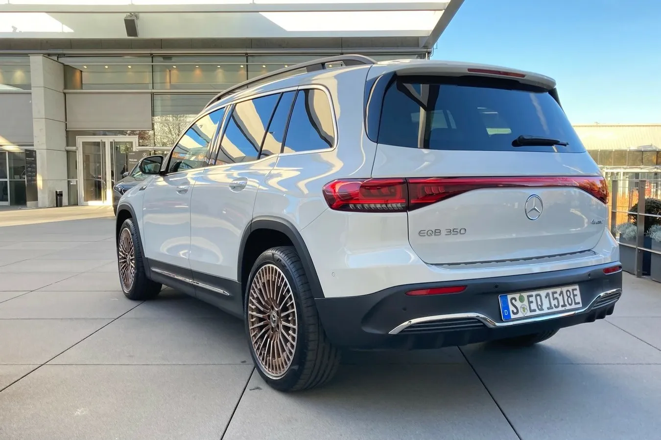 ‘Auch der EQB trägt ein durchgängiges Leuchtenband am Heck, typisches Stilelement der elektrischen Mercedes-Modelle.