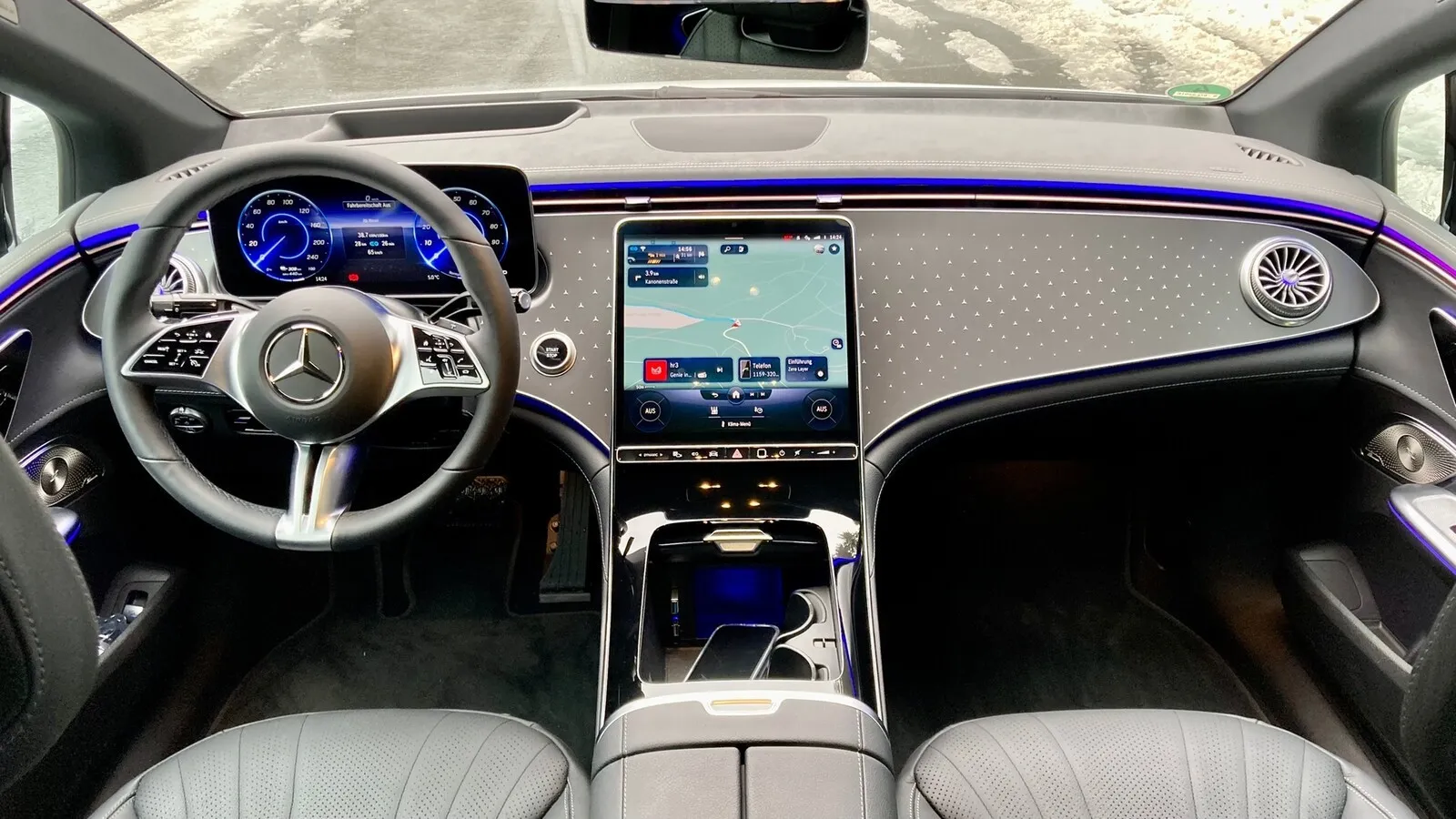 Schwungvoll gezeichnetes und digitales Cockpit, gegen Aufpreis gibt es auch im Mercedes EQE den MBUX-Hyperscreen mit Bildschirm über die gesamte Armaturenbrett-Breite.