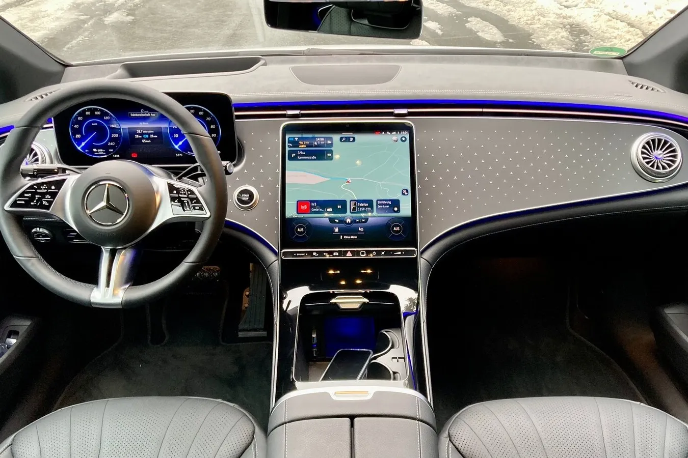 Schwungvoll gezeichnetes und digitales Cockpit, gegen Aufpreis gibt es auch im Mercedes EQE den MBUX-Hyperscreen mit Bildschirm über die gesamte Armaturenbrett-Breite.
