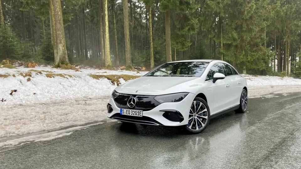 Ein flächig verkleideter Grill und geschwungene Scheinwerfer prägen den neuen Mercedes EQE.