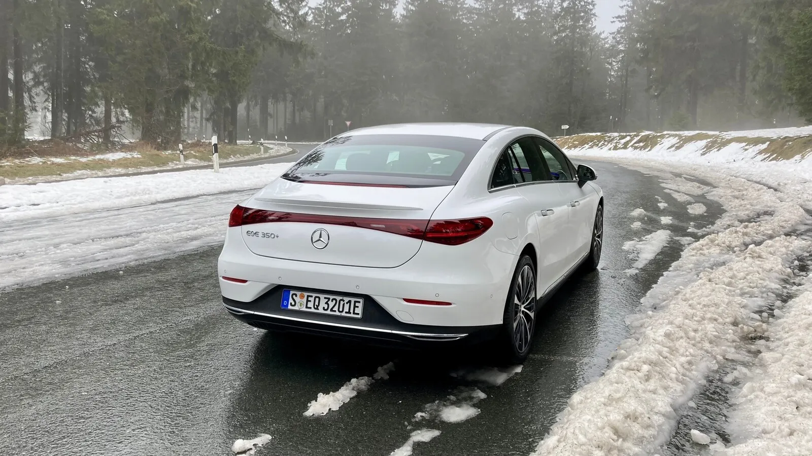 Heck mit durchgehendem Leuchtenbend. Ein typisches Stilelement elektrischer Mercedes-Modelle.