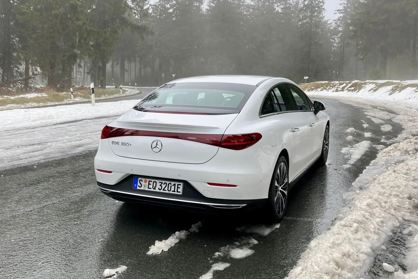 Heck mit durchgehendem Leuchtenbend. Ein typisches Stilelement elektrischer Mercedes-Modelle.