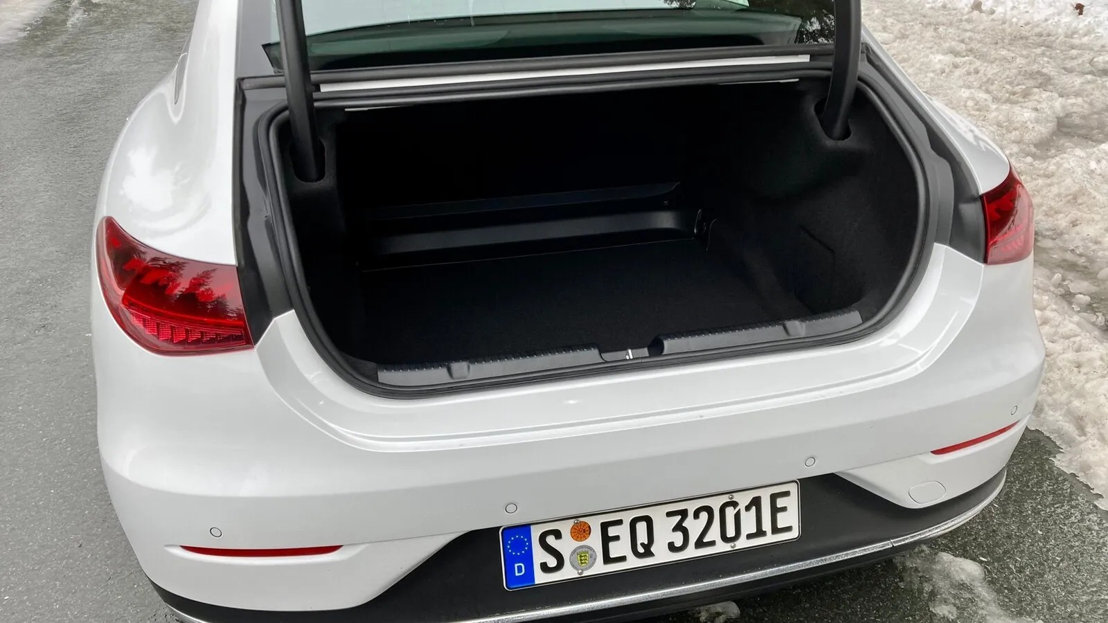 Anders als das Schwestermodell EQS kommt der EQE nicht mit großer Heckklappe, sondern mit einfachem Deckel. 430 Liter Gepäck schluckt der Kofferraum.