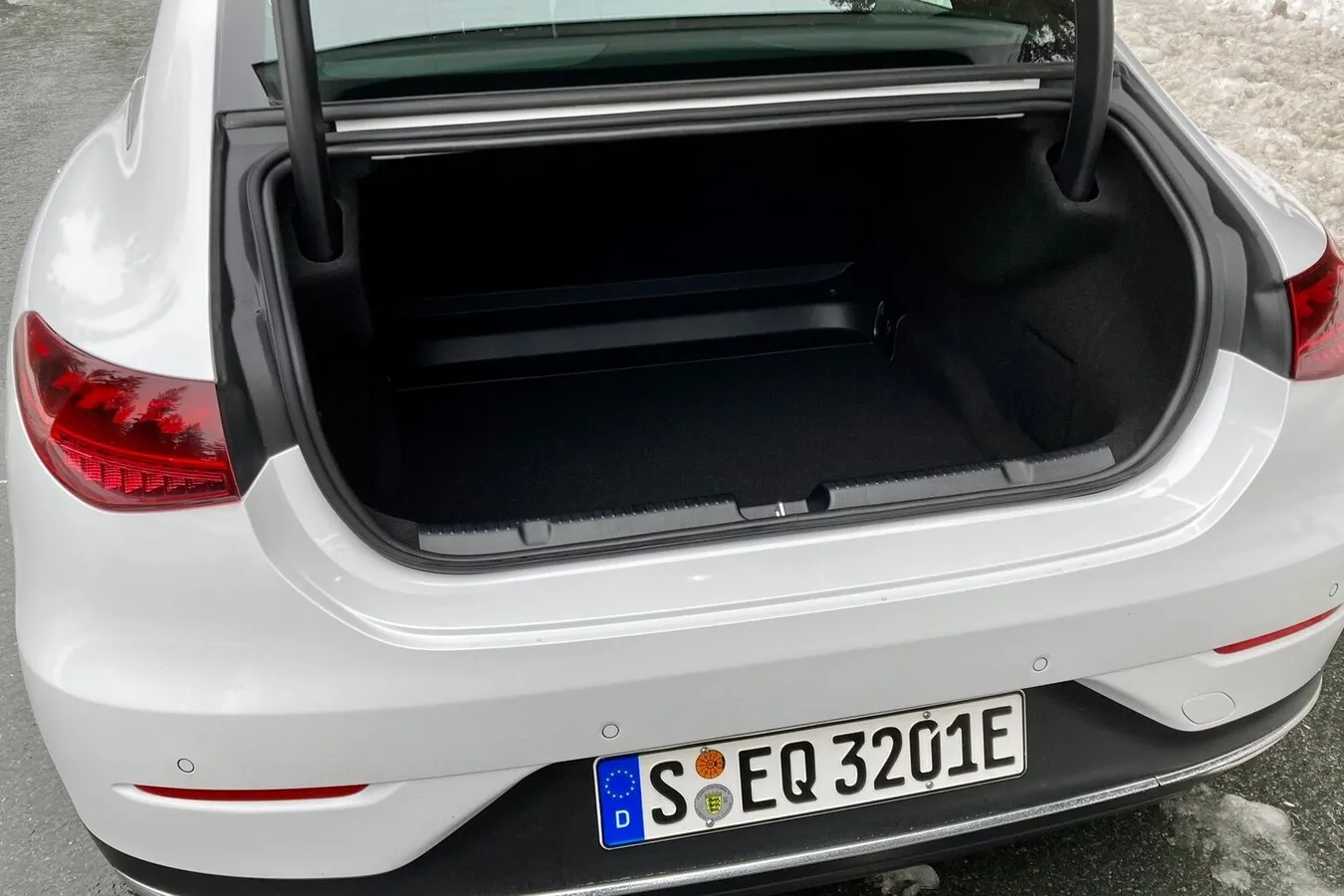 Anders als das Schwestermodell EQS kommt der EQE nicht mit großer Heckklappe, sondern mit einfachem Deckel. 430 Liter Gepäck schluckt der Kofferraum.