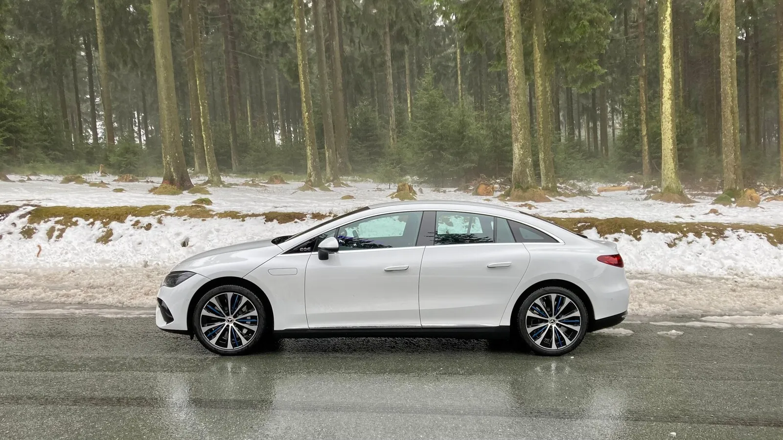 Coupéhafte Seitenlinie, trotzdem viel Platz auch im Fond des Mercedes EQE.