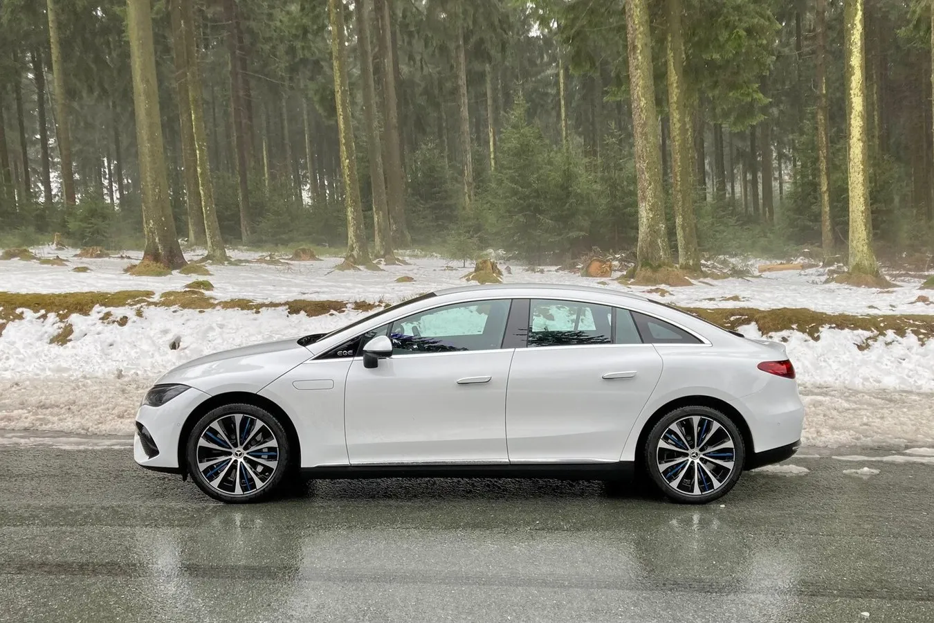 Coupéhafte Seitenlinie, trotzdem viel Platz auch im Fond des Mercedes EQE.